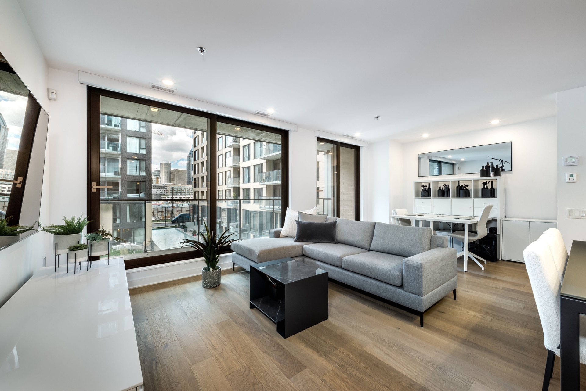 Modern luxury apartment in Montreal Griffintown well staged and furnished with gym, rooftop, terrace, swimming pool, garden, amenities and city views